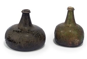 2つの緑色の「タマネギ」ワインボトル、c.1700 作： English School