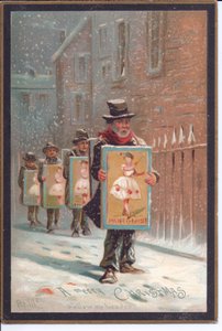 パントマイムの宣伝ボードを持って雪の中を歩く4人の男性のヴィクトリアン・クリスマスカード、1880年頃（カラーリトグラフ 作： English School