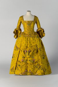 黄色のブロケードの開いたローブとペチコート、c.1750（シルク） 作： English School