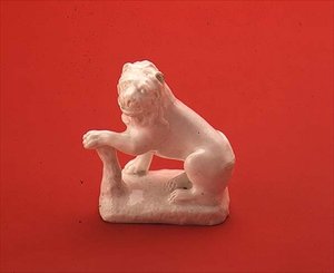 左を向いて座っているライオンの弓の白い姿、c.1750（セラミック）