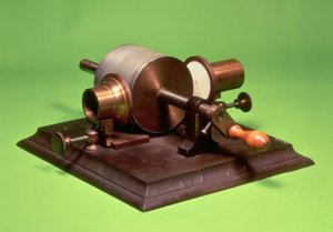 1877年にトーマスアルバエジソン（1847年から1931年）によって発明された最初の蓄音機（金属）のレプリカ（260255も参照）