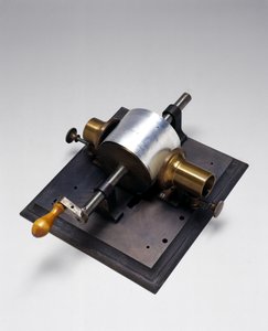 1877年にThomas Alva Edison（1847-1931）によって発明された最初の蓄音機（金属）のレプリカ（2341も参照） 作： English School English School