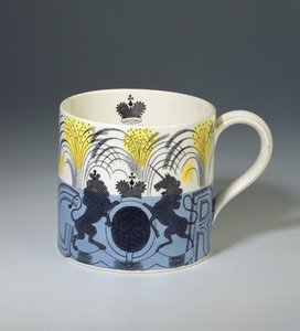 キングジョージVIコロネーションマグ、ジョサイアウェッジウッド＆サンズ製、1937年（陶器に転写印刷および塗装パターンが施された陶器） 作： Eric Ravilious