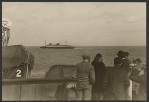 [船の甲板で、遠くを通り過ぎる別の船を眺める人々]。 作： Erich Salomon