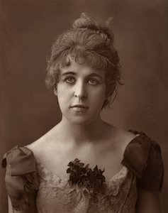 ミスノーレイズ、イギリスの女優、1887年