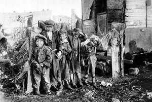 ストリートウニのグループ、パリ、1931 作： Ernest Flammarion