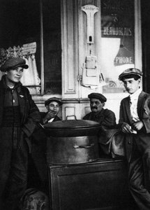 焼き栗のストリートセラー、パリ、1931年。 作： Ernest Flammarion
