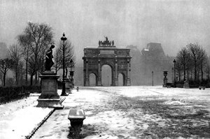 雪に覆われたチュイルリーとカルーセルアーチ、パリ、1931年。 作： Ernest Flammarion