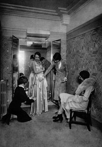 1931年、パリの素晴らしいドレスメーカーでドレスを試着。 作： Ernest Flammarion