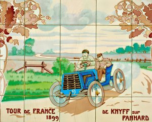 1899年のツール・ド・フランスでパンハール車を運転するデ・クニェフ：アーネスト・モントー（1878-1909）のデッサンに基づき、パリのジラルドーニ・フィス社が製造したセラミック・タイル。