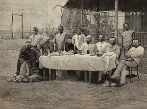 コンゴ民主共和国のボマにあるイタリア領事館での反奴隷制協会の晩餐会、エルネスト・マンカストロパによる彫刻、ジュゼッペ・コロナの写真から、L