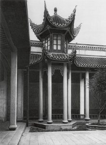 湖南省長沙府、陳家廟、中庭の鐘楼（モノクロ写真） 作： Ernst Boerschmann