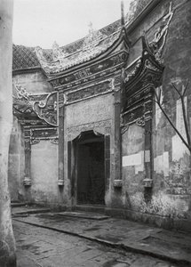 四川・中興府、路地の家屋扉、釉磁器装飾（モノクロ写真） 作： Ernst Boerschmann