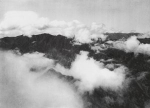 華山、白雲、神西、聖なる山の頂上を囲む白い雲（モノクロ写真） 作： Ernst Boerschmann