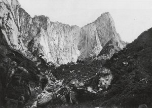 華山、神西、五峰の円柱、中峰と西峰（モノクロ写真） 作： Ernst Boerschmann