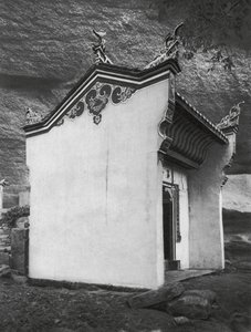 イチャンフー、龍王桐、湖北、龍王廟の門ホール（モノクロ写真） 作： Ernst Boerschmann