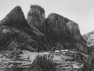 イチャンフー、パイキャシャン、フーペイ、龍王洞窟寺院の向かいにある筆持ち山（モノクロ写真） 作： Ernst Boerschmann