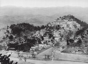 ジェホール、ポタラ、チフリ、ラマ僧院 ジェホールのポタラ、南東からの眺め（モノクロ写真） 作： Ernst Boerschmann