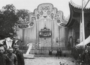 クアンチョウ、クアントゥン、薬師寺、通りを望む切妻（モノクロ写真） 作： Ernst Boerschmann