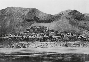 四川省桂昌府、長江沿いの桂昌の町（モノクロ写真） 作： Ernst Boerschmann