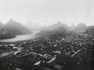 桂林府、廣渓、省都桂林、北西方向の眺め（モノクロ写真） 作： Ernst Boerschmann