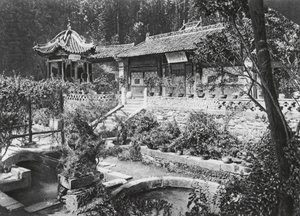 ミャオ・タイ・ツェ、シェンシ、僧院庭園（モノクロ写真） 作： Ernst Boerschmann