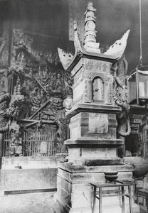 オ・ミ・シャン、ワンニェン・セー、四川、「永遠の僧院」内の聖遺物塔（モノクロ写真） 作： Ernst Boerschmann