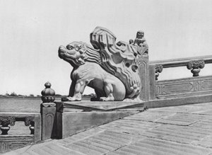 北京、万寿山、池里、頤和園の橋の端（モノクロ写真） 作： Ernst Boerschmann