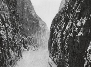 山西省平陽府、黄土の峡谷（モノクロ写真） 作： Ernst Boerschmann