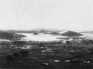 福建省三竿市、三竿の町と港（モノクロ写真）