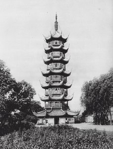 上海、龍華塔、江蘇省、龍の美の塔（モノクロ写真）