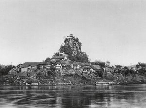 シーパオチャイ、ワンインシャン、四川省、長江河畔の村と聖なる岩（モノクロ写真） 作： Ernst Boerschmann
