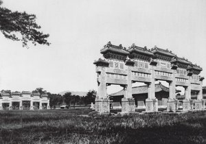 西陵、集集、満州王朝の西帝陵、正面入り口（モノクロ写真）
