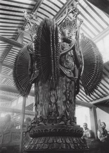 江蘇省須長市、戒燈寺四枢の千手観音（モノクロ写真） 作： Ernst Boerschmann