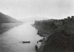 四川省首府、町から岷江を望む（モノクロ写真） 作： Ernst Boerschmann