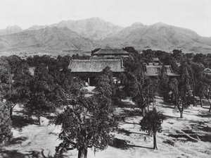 山東省泰廟・泰安府、北の大廟越しに聖山泰山を望む（モノクロ写真） 作： Ernst Boerschmann