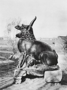 山西省太原府、フェン川を守る青銅の一角獣（モノクロ写真） 作： Ernst Boerschmann