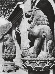 山西省太原府、タペイセ、寺院入り口のブロンズ像の獅子（モノクロ写真） 作： Ernst Boerschmann