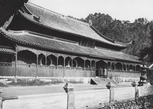 天燈節、車江、寧波近郊の天子僧院の本堂（モノクロ写真） 作： Ernst Boerschmann
