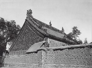 山東の清陽集、泰山寺の釉テラコッタ・レリーフのあるホール（モノクロ写真）
