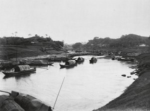 四川省ツェリュツィン、塩田工業地区の塩ボート（モノクロ写真） 作： Ernst Boerschmann