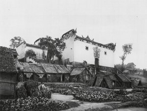 長江の高岸にある長飛将軍の記念廟（モノクロ写真）。 作： Ernst Boerschmann