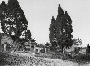 四川省杭亭山万峴、万峴近くの杭亭丘の斜面にある墓（モノクロ写真） 作： Ernst Boerschmann
