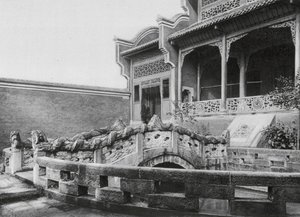 四川省万峴、万峴孔子廟の池と龍橋のある前庭（モノクロ写真） 作： Ernst Boerschmann