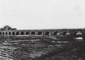 汕頭・円口福、橋（モノクロ写真）