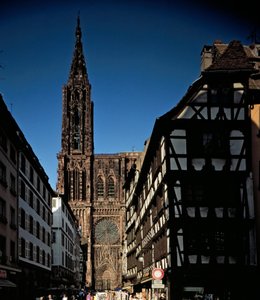 ゴシックアート：13世紀にエルヴィン・フォン・シュタインバッハによって建てられたストラスブールのノートルダム大聖堂のポータルの1つからの眺め。(ローワーライン) 作： Erwin von Steinbach