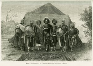 将軍たちに囲まれたエチオピア王子メネリク2世（1844-1913）の肖像。写真をもとにロンジャットが描いた「Voyage au Choa（Abyssinie meridionale）」という物語のための版画。 作： Etienne Antoine Eugene Ronjat