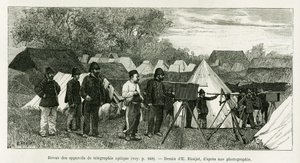 光電送装置のレビュー。エドワード・シャルトン（1807-1890）の指導の下、医師ポール・オカールが1884年に行った「トンキンでの3時間の出来事」を説明するためにE.ロンジャが描いた版画。 作： Etienne Antoine Eugene Ronjat