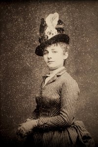 カミーユ・クローデル（1864-1943）。エティエンヌ・カルジャ(1828-1906)による1886年頃の写真肖像。引退。ポワチエ美術博物館（フランス）。