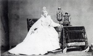 ビクターユーゴー（1802-85）c.1872の「Ruy Blas」でマリードノイブールの役を演じたサラベルナール（1844-1923） 作： Etienne Carjat